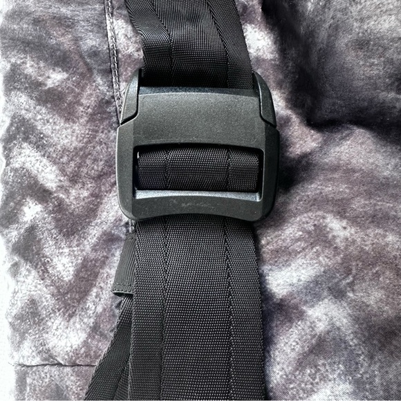 LULULEMON Yoga Moto Messenger Blazer Print Gray Black Bag - Picture 13 of 13